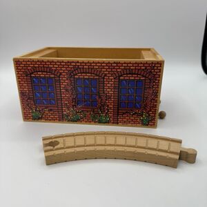 Thomas Wooden Railway “The Works” Engine Repair Shop 1999 GUC
